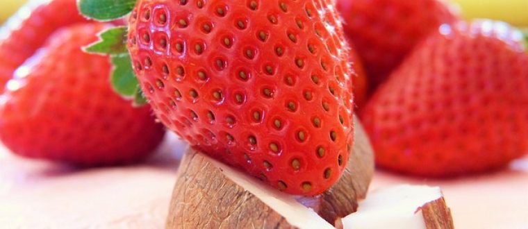 תותים וקוקוס: קינוח טבעוני מושלם